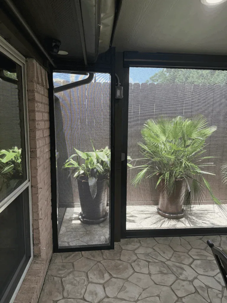 Motorized screen on a stone-column patio