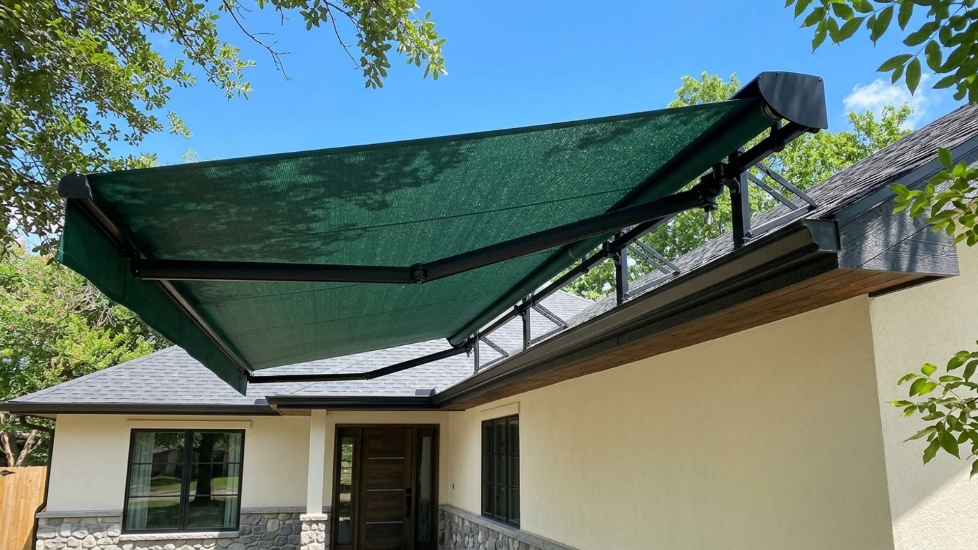 Roof- or top-mounted retractable awning