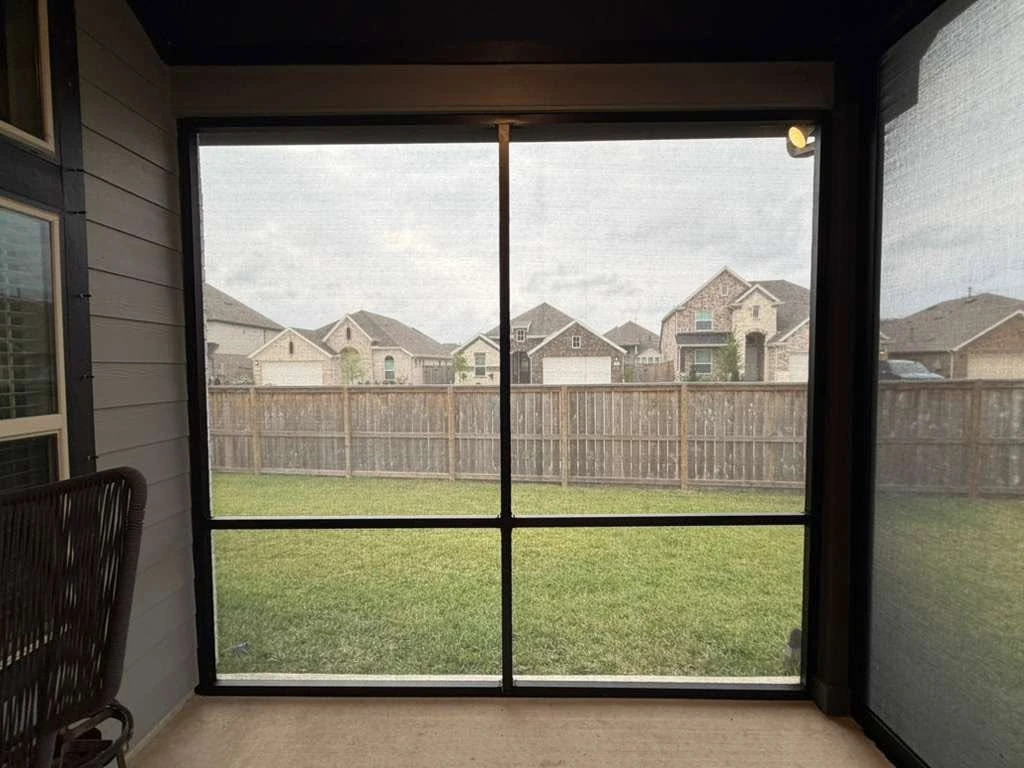 Fixed patio enclosure wall without a door